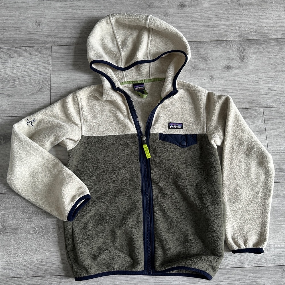 Patagonia kids size small (7-8) fleece jacket. Zip up hoody